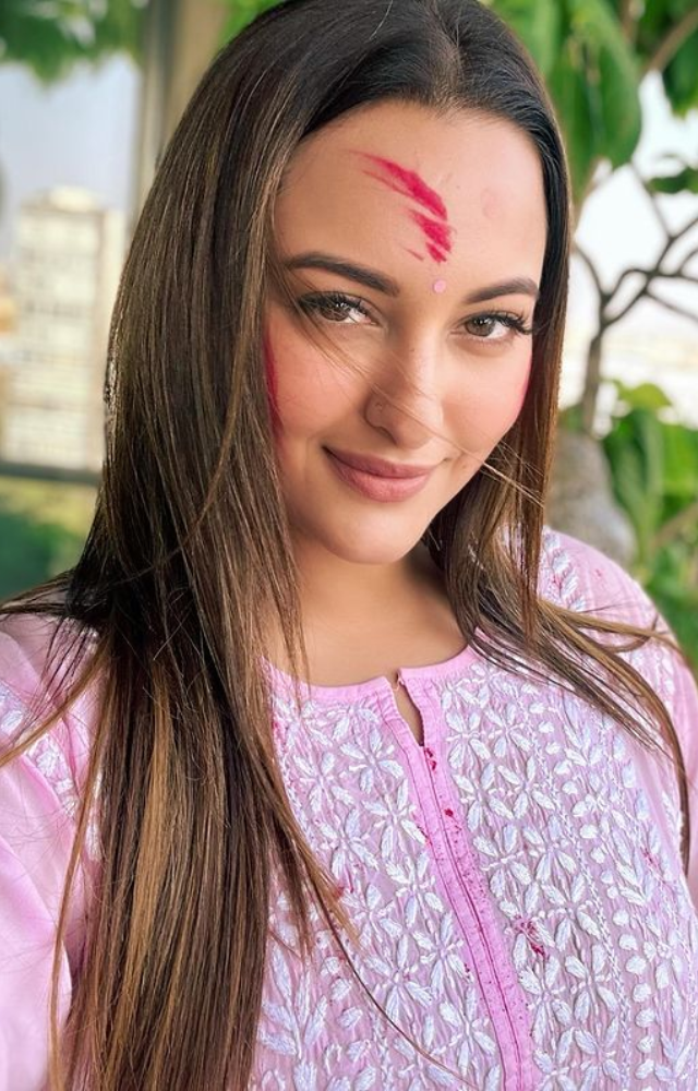 The well-known Bollywood actress Sonakshi Sinha, who is known for her beauty, also shared a photo of a holi festival with a colorful face.
